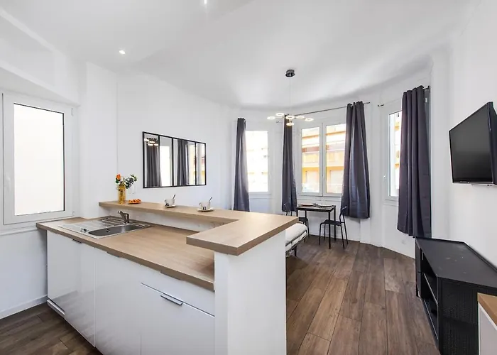 Palais Athenea * ボーソレイユ