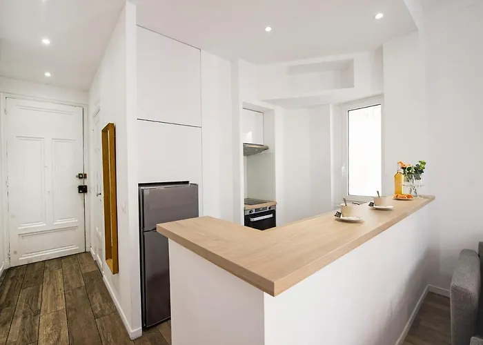 Palais Athenea アパート ボーソレイユ